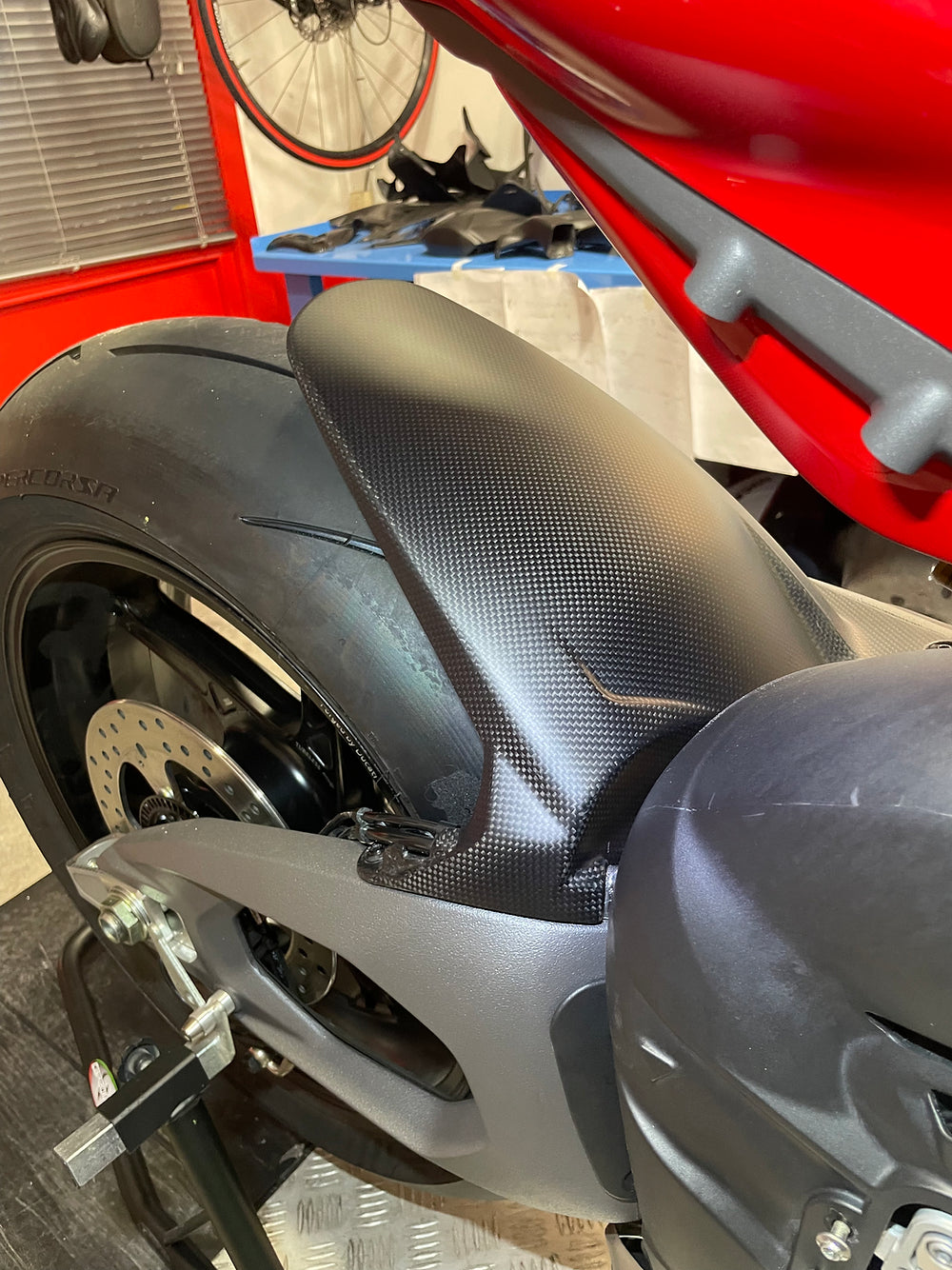 GARDE BOUE ARRIERE CARBON DUCATI PANIGALE V4 S 2025