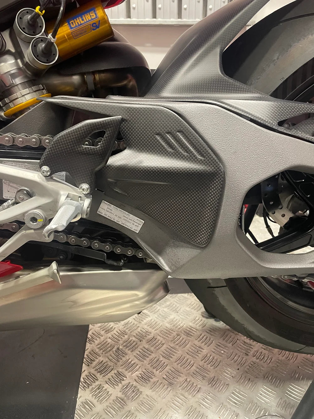 PROTECTION BRAS OSCILLANT CHAINE CARBONE DUCATI PANIGALE V4 S 2025